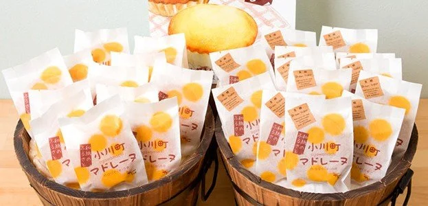 焼き色のついた小川町マドレーヌを白い皿に並べた写真