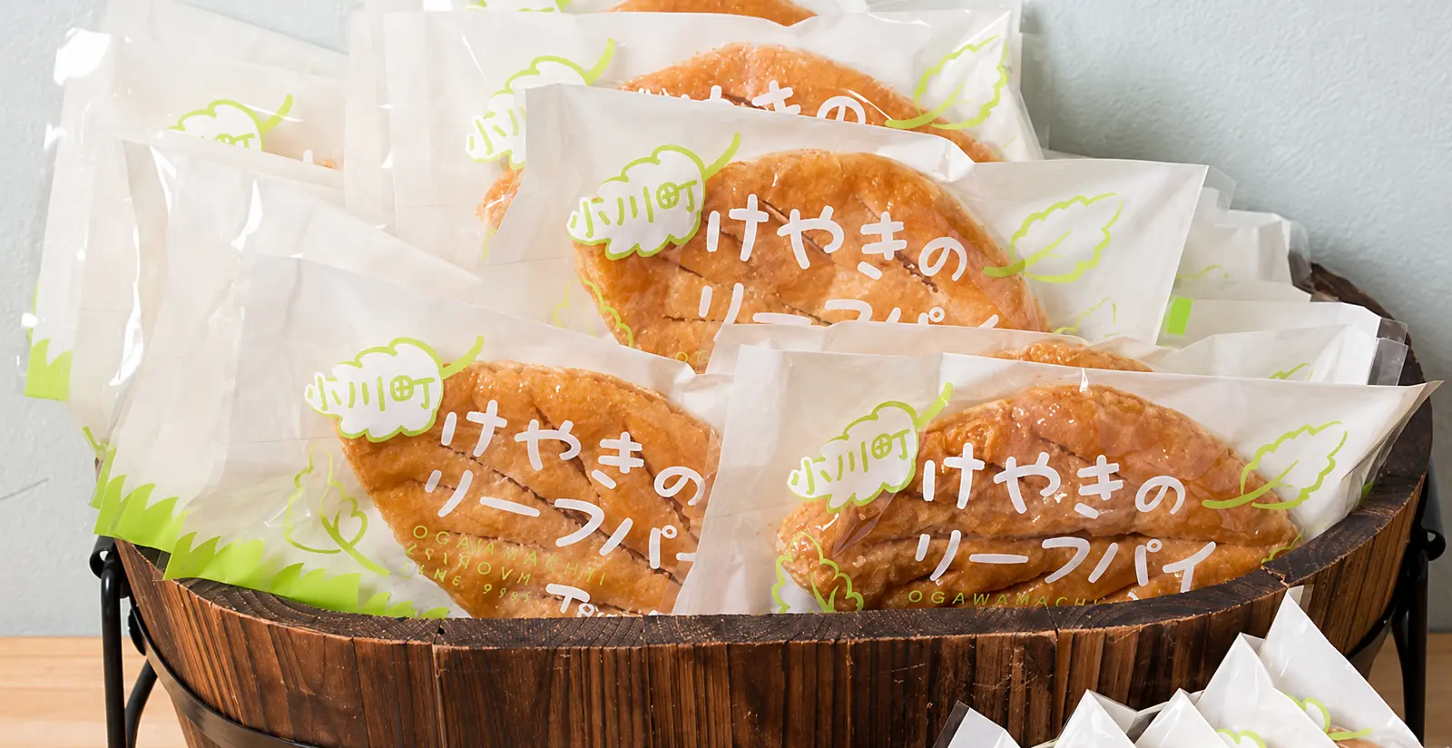 欅の葉の形に焼き上げたけやきのリーフパイ